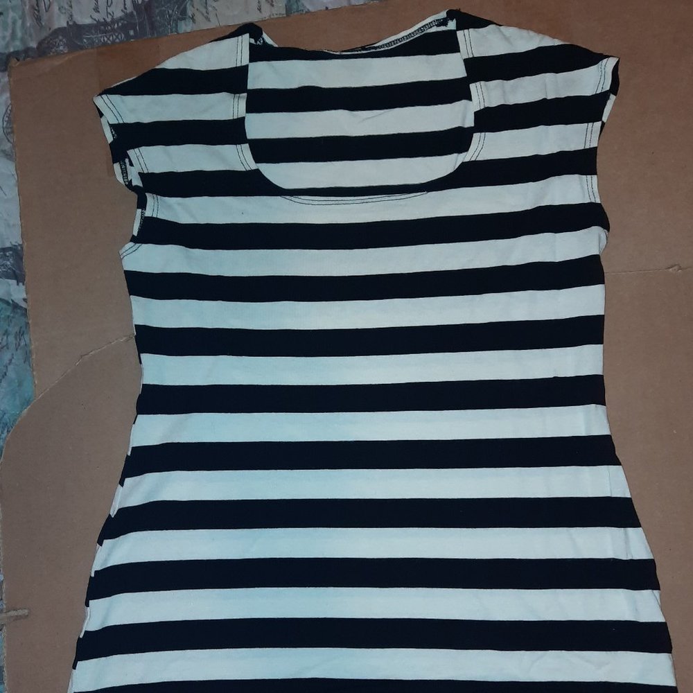 Black & White stripped strech sleeveless T-Shirt